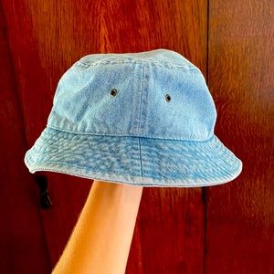 Light denim bucket hat 🌸